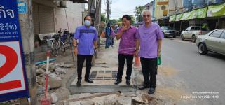 ทน.แม่สอด ลงพื้นที่ติดตามความคืบหน้าโครงการปรับปรุงผิวจราจรพร้อมยกฝาท่อระบายน้ำ บริเวณถนนชิดวนา 
