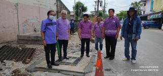 ทน.แม่สอด ลงพื้นที่ติดตามความคืบหน้าโครงการปรับปรุงผิวจราจรพร้อมยกฝาท่อระบายน้ำ บริเวณถนนชิดวนา 