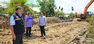 ทน.แม่สอด ลงพื้นที่ติดตามความคืบหน้าโครงการก่อสร้างลำเหมืองหลวงสายชุมชนร่วมแรงไปชุมชนดอนไชย