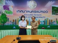 ทน.แม่สอด มอบใบประกาศเกียรติบัตร ผู้ผ่านการฝึกประสบการณ์ด้านการแพทย์และสาธารณสุข คลินิกชุมชนอบอุ่นเทศบาลนครแม่สอด