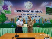 ทน.แม่สอด มอบใบประกาศเกียรติบัตร ผู้ผ่านการฝึกประสบการณ์ด้านการแพทย์และสาธารณสุข คลินิกชุมชนอบอุ่นเทศบาลนครแม่สอด