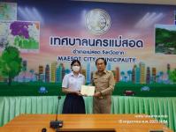 ทน.แม่สอด มอบใบประกาศเกียรติบัตร ผู้ผ่านการฝึกประสบการณ์ด้านการแพทย์และสาธารณสุข คลินิกชุมชนอบอุ่นเทศบาลนครแม่สอด