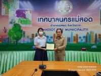 ทน.แม่สอด มอบใบประกาศเกียรติบัตร ผู้ผ่านการฝึกประสบการณ์ด้านการแพทย์และสาธารณสุข คลินิกชุมชนอบอุ่นเทศบาลนครแม่สอด