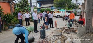 ทน.แม่สอด ลงพื้นที่ติดตามการซ่อมแซมฝาท่อระบายน้ำ ชุมชนสักทอง เขตเทศบาลนครแม่สอด