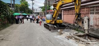 ทน.แม่สอด ลงพื้นที่ติดตามการซ่อมแซมฝาท่อระบายน้ำ ชุมชนสักทอง เขตเทศบาลนครแม่สอด