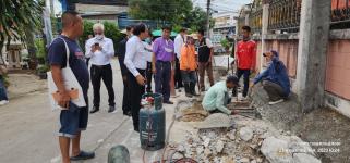 ทน.แม่สอด ลงพื้นที่ติดตามการซ่อมแซมฝาท่อระบายน้ำ ชุมชนสักทอง เขตเทศบาลนครแม่สอด
