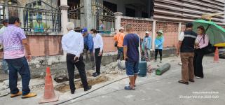 ทน.แม่สอด ลงพื้นที่ติดตามการซ่อมแซมฝาท่อระบายน้ำ ชุมชนสักทอง เขตเทศบาลนครแม่สอด