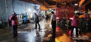 ทน.แม่สอด ดำเนินการฉีดล้างทำความสะอาดตลาดสดเทศบาลนครแม่สอด