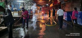ทน.แม่สอด ดำเนินการฉีดล้างทำความสะอาดตลาดสดเทศบาลนครแม่สอด