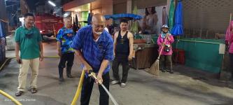 ทน.แม่สอด ดำเนินการฉีดล้างทำความสะอาดตลาดสดเทศบาลนครแม่สอด