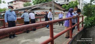 ทน.แม่สอด ลงพื้นที่ดำเนินการทำความสะอาดคูคลองและตัดกิ่งไม้ ชุมชนวัดหลวง