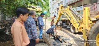ทน.แม่สอด ลงพื้นที่ดำเนินการขุดลอกรางระบายน้ำ ชุมชนชุมพลพัฒนา เขตเทศบาลนครแม่สอด