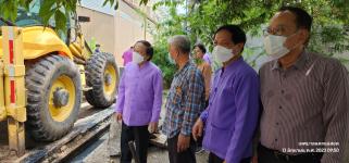 ทน.แม่สอด ลงพื้นที่ดำเนินการขุดลอกรางระบายน้ำ ชุมชนชุมพลพัฒนา เขตเทศบาลนครแม่สอด