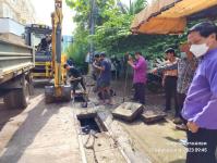 ทน.แม่สอด ลงพื้นที่ดำเนินการขุดลอกรางระบายน้ำ ชุมชนชุมพลพัฒนา เขตเทศบาลนครแม่สอด