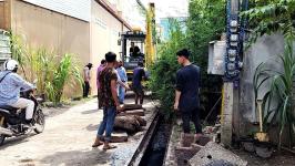 ทน.แม่สอด ลงพื้นที่ดำเนินการขุดลอกรางระบายน้ำ ชุมชนชุมพลพัฒนา เขตเทศบาลนครแม่สอด