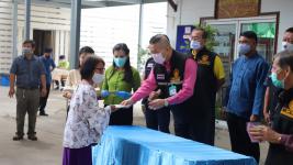 ทน.แม่สอดมอบเงินช่วยเหลือผู้ประสบสภาวะยากลำบากจากสถานการณ์โควิด-19 วันที่ 4