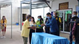 ทน.แม่สอดมอบเงินช่วยเหลือผู้ประสบสภาวะยากลำบากจากสถานการณ์โควิด-19 วันที่ 4