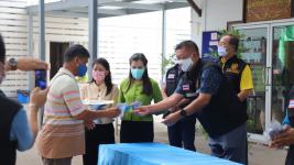 ทน.แม่สอดมอบเงินช่วยเหลือผู้ประสบสภาวะยากลำบากจากสถานการณ์โควิด-19 วันที่ 4