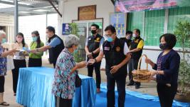 ทน.แม่สอดมอบเงินช่วยเหลือผู้ประสบสภาวะยากลำบากจากสถานการณ์โควิด-19 วันที่ 4