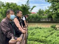 ทน.แม่สอด ลงพื้นที่ขุดลอกกำจัดผักตบชวาลำห้วย  ชุมชนมณีไพรสณฑ์