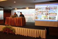 วันที่๑๒ พฤษภาคม ๒๕๕๙ ดร.เทอดเกียรติ ชินสรนันท์  นายกเทศมนตรีนครแม่สอด และว่าที่พันตรี ไพฑูรย์ ปริญญาธรรมกุล รักษาราชการแทนผู้อำนวยการกองวิชาการและแผนงาน เป็นวิทยากร บรรยายพิเศษ