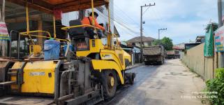 ทน.แม่สอด ลงพื้นที่ตรวจความเรียบร้อยโครงการก่อสร้างปรับปรุงเสริมผิวจราจรแอสฟัลท์ติกคอนกรีต พร้อมยกฝาท่อระบายน้ำ ถนนชุมชนประชารักษ์และถนนชุมชนสักทอง