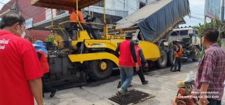 ทน.แม่สอด ลงพื้นที่ตรวจความเรียบร้อยโครงการก่อสร้างปรับปรุงเสริมผิวจราจรแอสฟัลท์ติกคอนกรีต พร้อมยกฝาท่อระบายน้ำ ถนนชุมชนประชารักษ์และถนนชุมชนสักทอง