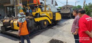 ทน.แม่สอด ลงพื้นที่ตรวจความเรียบร้อยโครงการก่อสร้างปรับปรุงเสริมผิวจราจรแอสฟัลท์ติกคอนกรีต พร้อมยกฝาท่อระบายน้ำ ถนนชุมชนประชารักษ์และถนนชุมชนสักทอง