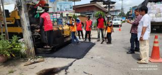 ทน.แม่สอด ลงพื้นที่ตรวจความเรียบร้อยโครงการก่อสร้างปรับปรุงเสริมผิวจราจรแอสฟัลท์ติกคอนกรีต พร้อมยกฝาท่อระบายน้ำ ถนนชุมชนประชารักษ์และถนนชุมชนสักทอง