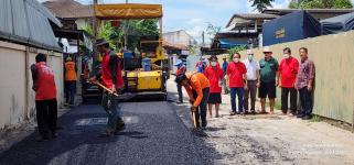 ทน.แม่สอด ลงพื้นที่ตรวจความเรียบร้อยโครงการก่อสร้างปรับปรุงเสริมผิวจราจรแอสฟัลท์ติกคอนกรีต พร้อมยกฝาท่อระบายน้ำ ถนนชุมชนประชารักษ์และถนนชุมชนสักทอง