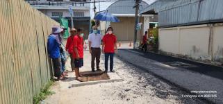 ทน.แม่สอด ลงพื้นที่ตรวจความเรียบร้อยโครงการก่อสร้างปรับปรุงเสริมผิวจราจรแอสฟัลท์ติกคอนกรีต พร้อมยกฝาท่อระบายน้ำ ถนนชุมชนประชารักษ์และถนนชุมชนสักทอง