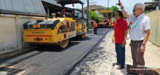 ทน.แม่สอด ลงพื้นที่ตรวจความเรียบร้อยโครงการก่อสร้างปรับปรุงเสริมผิวจราจรแอสฟัลท์ติกคอนกรีต พร้อมยกฝาท่อระบายน้ำ ถนนชุมชนประชารักษ์และถนนชุมชนสักทอง