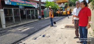 ทน.แม่สอด ลงพื้นที่ตรวจความเรียบร้อยโครงการก่อสร้างปรับปรุงเสริมผิวจราจรแอสฟัลท์ติกคอนกรีต พร้อมยกฝาท่อระบายน้ำ ถนนชุมชนประชารักษ์และถนนชุมชนสักทอง