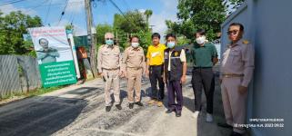 ทน.แม่สอด ลงพื้นที่ตรวจความเรียบร้อยโครงการก่อสร้างปรับปรุงเสริมผิวจราจรแอสฟัลท์ติกคอนกรีต พร้อมยกฝาท่อระบายน้ำ ถนนชุมชนประชารักษ์และถนนชุมชนสักทอง