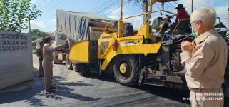 ทน.แม่สอด ลงพื้นที่ตรวจความเรียบร้อยโครงการก่อสร้างปรับปรุงเสริมผิวจราจรแอสฟัลท์ติกคอนกรีต พร้อมยกฝาท่อระบายน้ำ ถนนชุมชนประชารักษ์และถนนชุมชนสักทอง