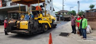 ทน.แม่สอด ลงพื้นที่ตรวจความเรียบร้อยโครงการก่อสร้างปรับปรุงเสริมผิวจราจรแอสฟัลท์ติกคอนกรีต พร้อมยกฝาท่อระบายน้ำ ถนนชุมชนประชารักษ์และถนนชุมชนสักทอง