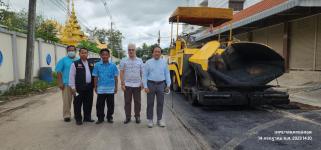 ทน.แม่สอด ลงพื้นที่ติดตามเรียบร้อยการก่อสร้างปรับปรุงเสริมผิวจราจรลาดยางแอสฟัลท์ติก พร้อมยกฝาท่อระบายน้ำ ชุมชนชุมพลพัฒนา