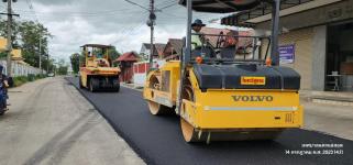 ทน.แม่สอด ลงพื้นที่ติดตามเรียบร้อยการก่อสร้างปรับปรุงเสริมผิวจราจรลาดยางแอสฟัลท์ติก พร้อมยกฝาท่อระบายน้ำ ชุมชนชุมพลพัฒนา