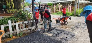 ทน.แม่สอด ลงพื้นที่ติดตามเรียบร้อยการปรับปรุงเสริมผิวจราจรลาดยางแอสฟัลท์ติก บริเวณไหล่ถนนชิดวนา