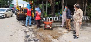ทน.แม่สอด ลงพื้นที่ติดตามเรียบร้อยการปรับปรุงเสริมผิวจราจรลาดยางแอสฟัลท์ติก บริเวณไหล่ถนนชิดวนา