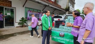 ทน.แม่สอด รับมอบน้ำดื่มจากธนาคารเพื่อการเกษตรและสหกรณ์การเกษตร (ธกส.) สาขาแม่สอด