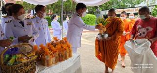 ทน.แม่สอด ร่วมพิธีทำบุญตักบาตรและร่วมถวายสัตย์ปฏิญาณเพื่อเป็นข้าราชการที่ดี เนื่องในโอกาสวันเฉลิมพระชนมพรรษา 71 พรรษา   28 กรกฎาคม 2566