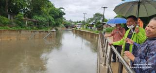 ทน.แม่สอด ลงพื้นที่สำรวจจุดน้ำท่วมขัง และเฝ้าระวังติดตามสถานการณ์ เตรียมพร้อมหลังฝนตกอย่างต่อเนื่อง