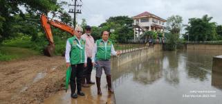 ทน.แม่สอด ลงพื้นที่สำรวจจุดน้ำท่วมขัง และเฝ้าระวังติดตามสถานการณ์ เตรียมพร้อมหลังฝนตกอย่างต่อเนื่อง