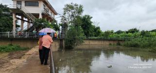 ทน.แม่สอด ลงพื้นที่สำรวจจุดน้ำท่วมขัง และเฝ้าระวังติดตามสถานการณ์ เตรียมพร้อมหลังฝนตกอย่างต่อเนื่อง