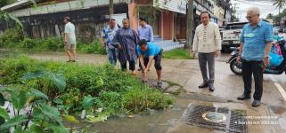 ทน.แม่สอด ลงพื้นที่สำรวจจุดน้ำท่วมขัง และเฝ้าระวังติดตามสถานการณ์ เตรียมพร้อมหลังฝนตกอย่างต่อเนื่อง