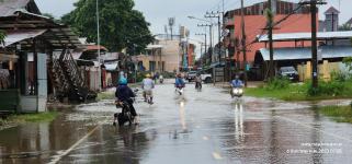 ทน.แม่สอด ลงพื้นที่แก้ไขปัญหาน้ำท่วมขัง รอการระบาย ถนนสายแม่สอด - แม่ตาว