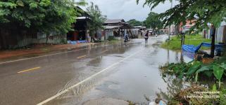 ทน.แม่สอด ลงพื้นที่แก้ไขปัญหาน้ำท่วมขัง รอการระบาย ถนนสายแม่สอด - แม่ตาว