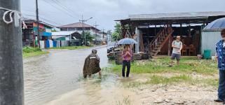 ทน.แม่สอด ลงพื้นที่แก้ไขปัญหาน้ำท่วมขัง รอการระบาย ถนนสายแม่สอด - แม่ตาว