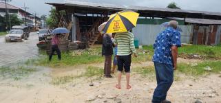 ทน.แม่สอด ลงพื้นที่แก้ไขปัญหาน้ำท่วมขัง รอการระบาย ถนนสายแม่สอด - แม่ตาว